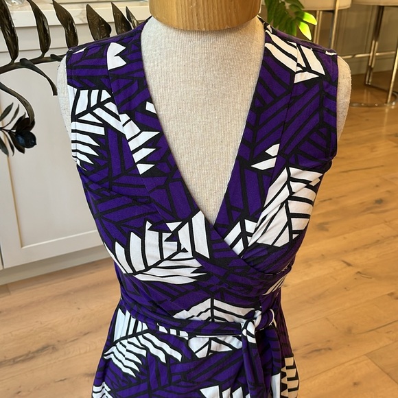 VGUC Diane Von Furstenberg sleeveless purple black and white wrap dress - Picture 3 of 12